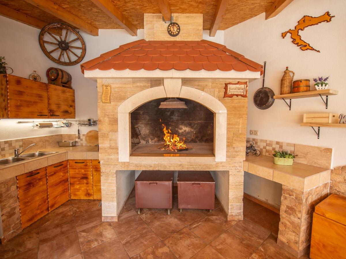 Holiday Home Near Trogir Kaštel Štafilić Eksteriør bilde